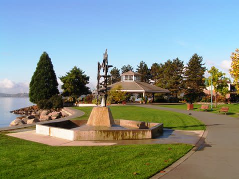 Families gathering at Marina Park for a festive picnic.